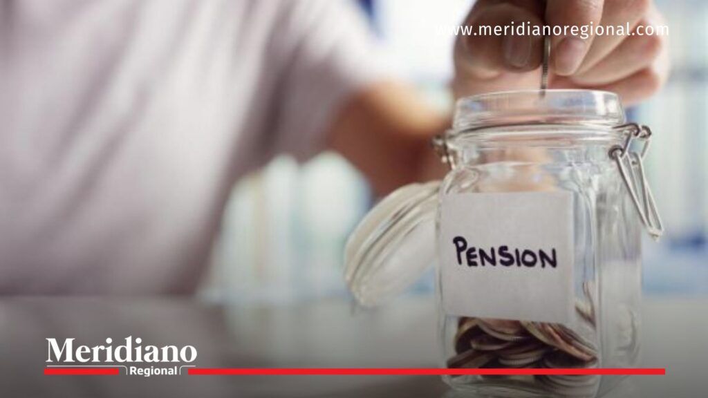 Persona depositando una moneda en un frasco de ahorro marcado como “Pension”, ilustrando el debate sobre las pensiones en Colombia.