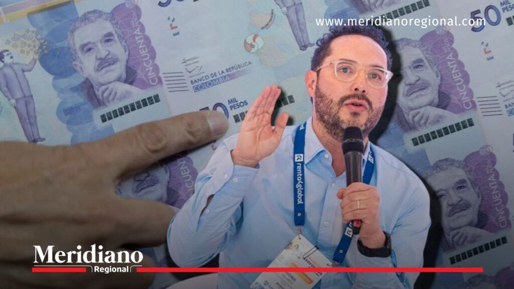 Ejecutivo del sector pensional hablando en un evento, con fondo de billetes colombianos, ilustrando el debate sobre las pensiones en Colombia.