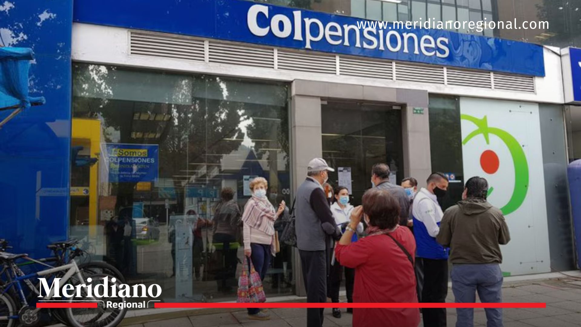 Fachada de Colpensiones, entidad central del sistema pensional colombiano, en medio de la discusión por los cambios al deslizamiento del salario mínimo.