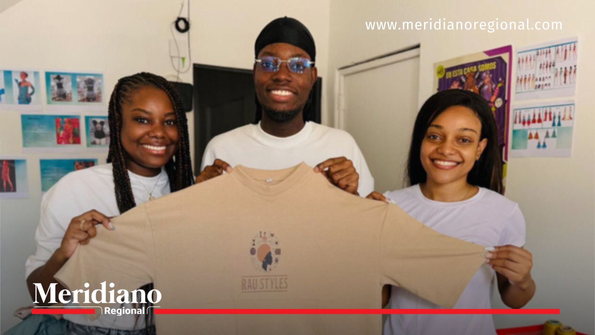 Tres jóvenes emprendedores presentan una de las camisetas producidas en su proyecto comunitario apoyado por el Fondo Concursable Riopaila Castilla Más.