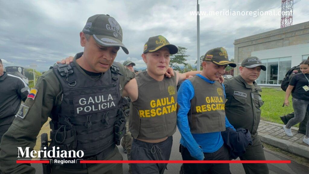 Rescate tras el secuestro de Miguel Ayala en el Cauca - Meridiano Regional Miguel Ayala camina escoltado por el Gaula de la Policía tras su liberación del secuestro en el Cauca.