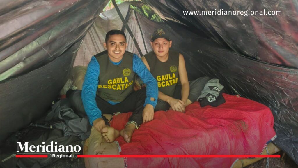 Miguel Ayala y su mánager dentro del campamento improvisado donde estuvieron durante el secuestro en el Cauca.