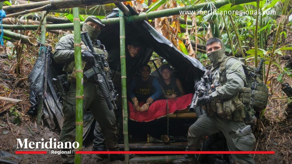 Gaula ingresa al campamento en el que Miguel Ayala y su mánager estaban secuestrados en una zona selvática del Cauca.
