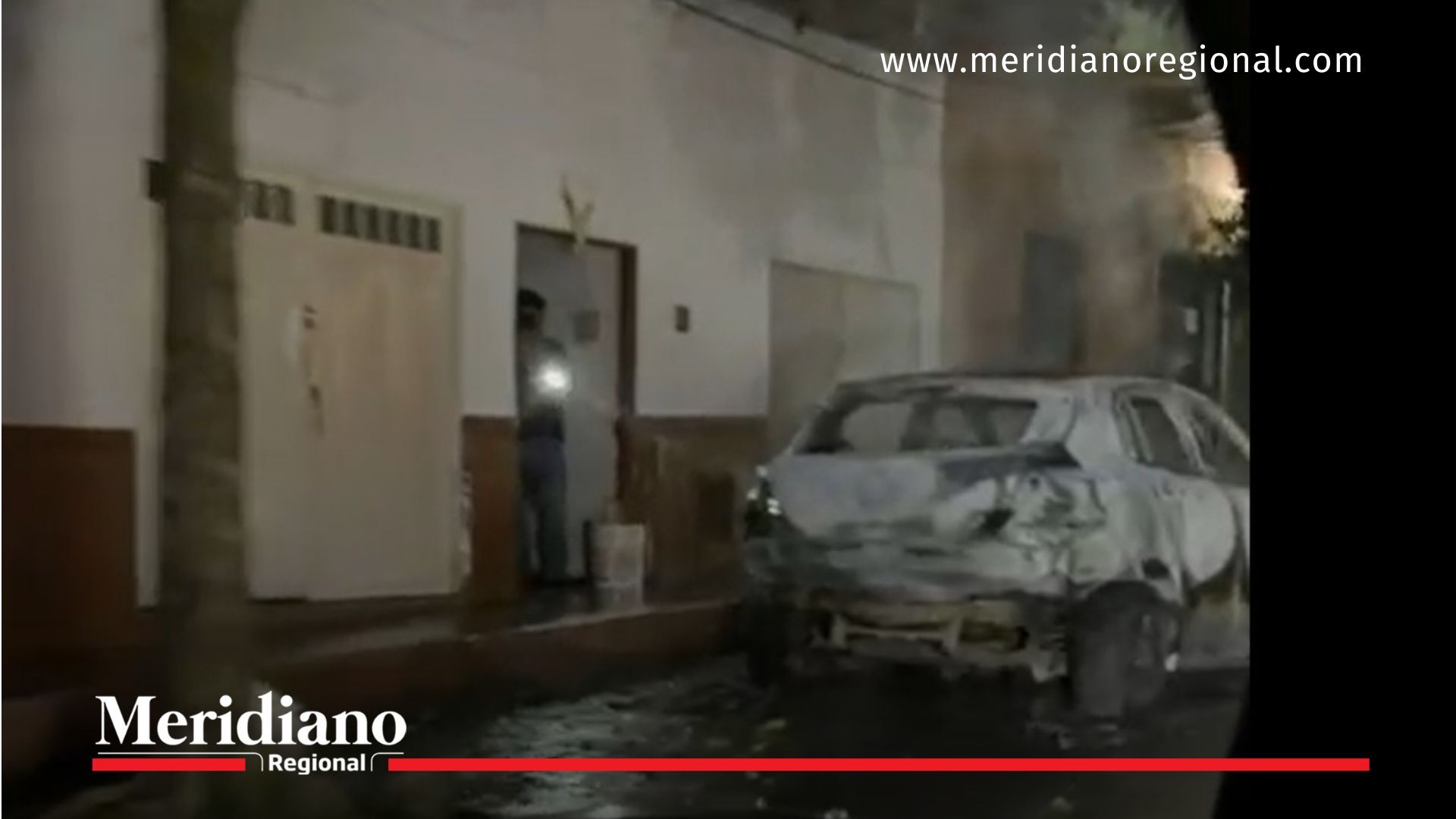 Un vehículo quedó completamente destruido luego del ataque en Tesalia, Huila, donde disidencias hostigaron la estación de Policía.