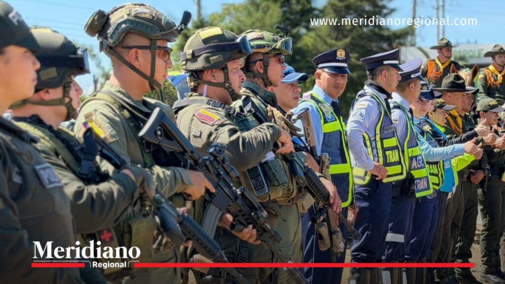 Uniformados del Ejército, Policía de Tránsito y Carabineros formados en Popayán durante el despliegue de la estrategia Popayán segura.