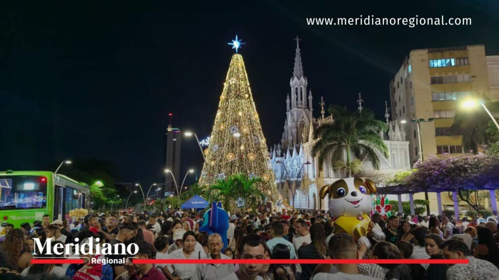 Cali en Navidad durante la temporada de quemados con pólvora - Meridiano Regional Centro de Cali con luces navideñas y transeúntes caminando durante la temporada decembrina.