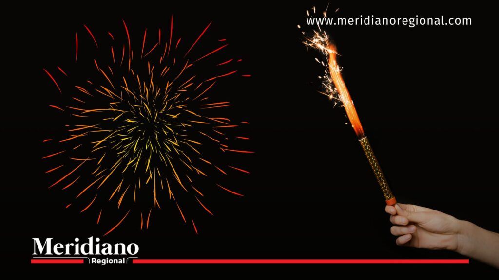 Riesgos de quemados con pólvora durante la temporada navideña - Meridiano Regional Persona encendiendo un fuego artificial tipo bengala, ilustrando el riesgo de quemados con pólvora en diciembre.