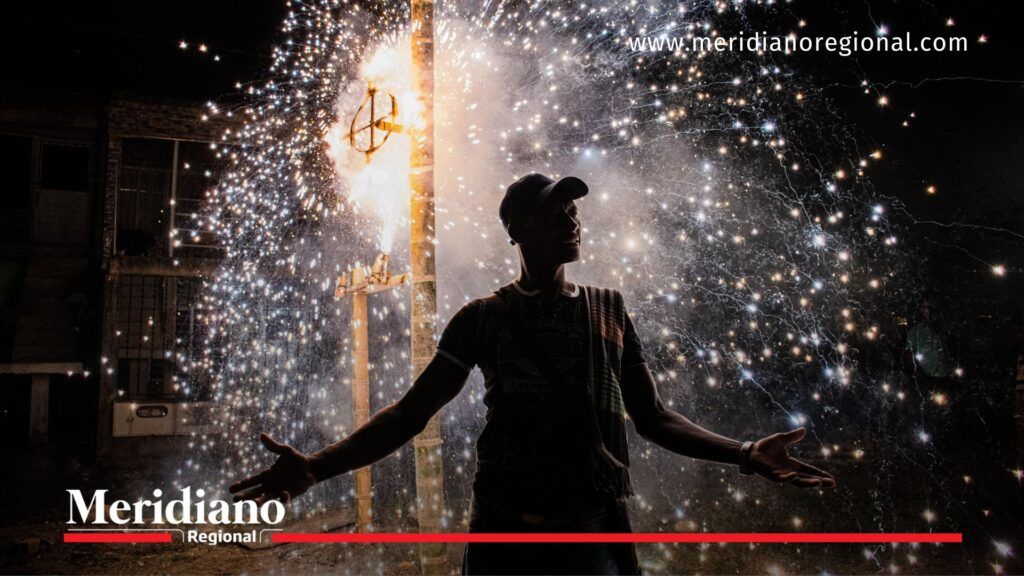 Riesgo de quemados con pólvora por manipulación irresponsable - Meridiano Regional Hombre de pie cerca de un estallido de fuegos artificiales, exponiéndose al riesgo de quemados con pólvora.