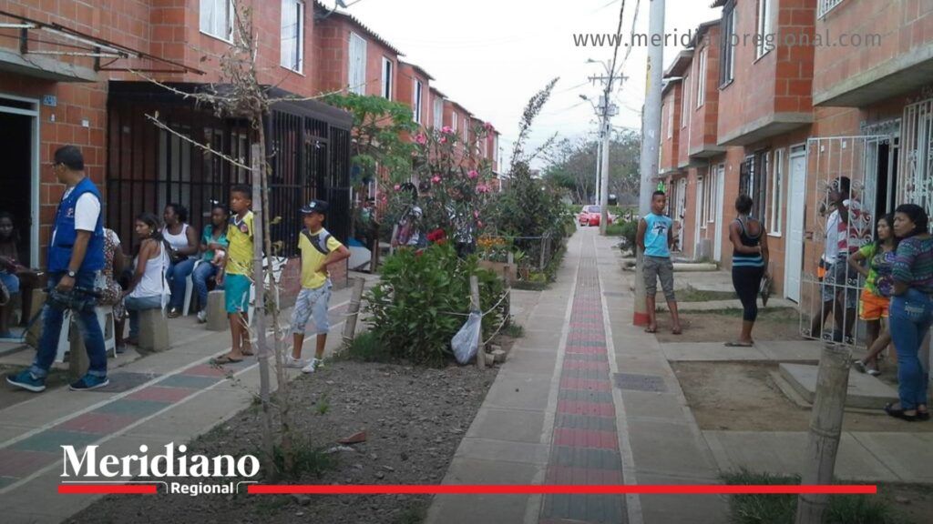 Calle de Llano Verde donde operaba la banda Los LS - Meridiano Regional Calle del barrio Llano Verde en Cali, con residentes en el corredor peatonal, uno de los sectores donde operaba la banda Los LS.