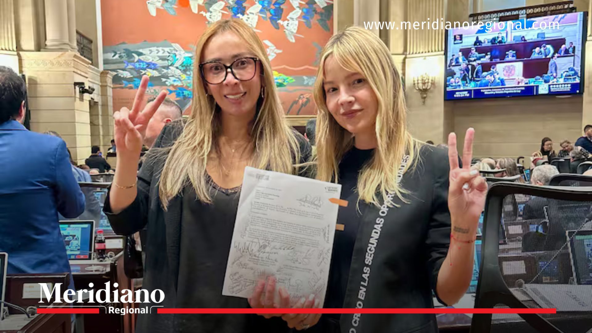 La representante Katherine Miranda y la activista Johana Bahamón socializan y recogen firmas para impulsar el proyecto Segundas Oportunidades 2.0 en el Congreso.
