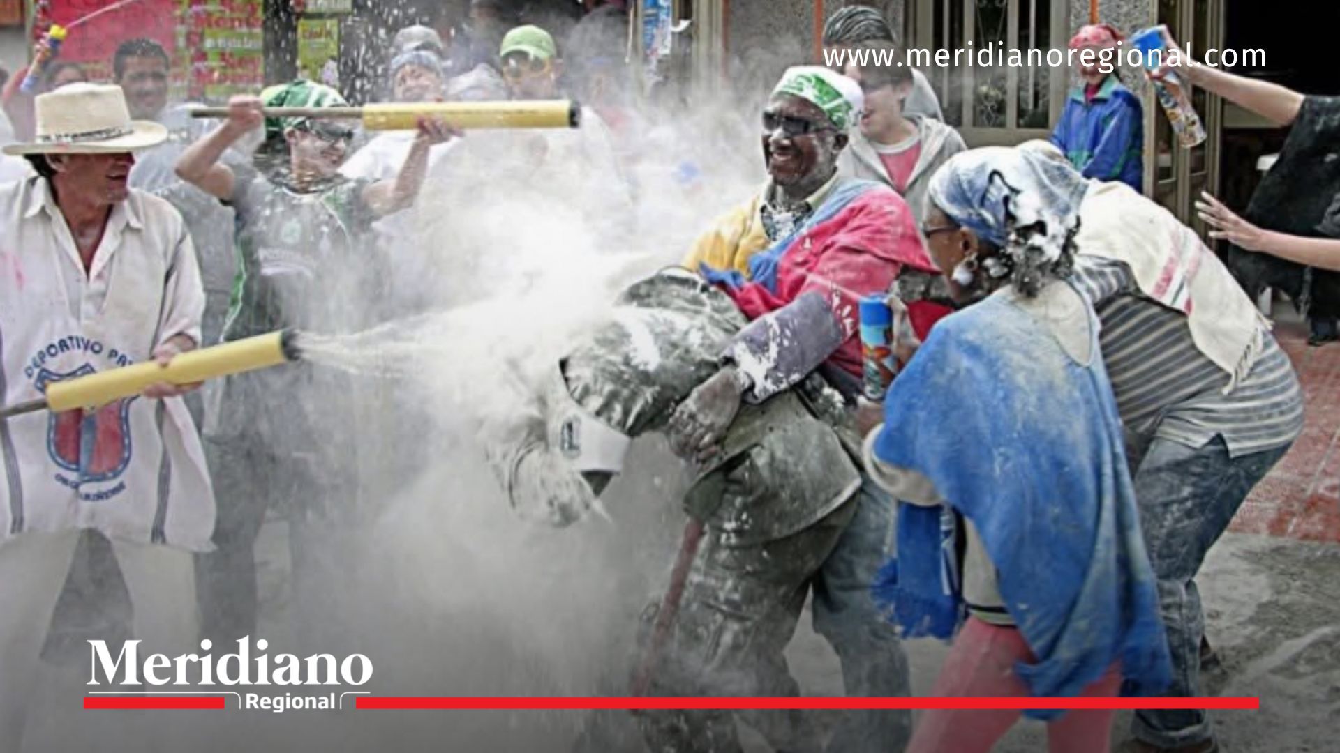 Personas jugando con talco carnavalero en las calles de Pasto durante las festividades, práctica prohibida en 2026 por riesgos a la salud y al ambiente.