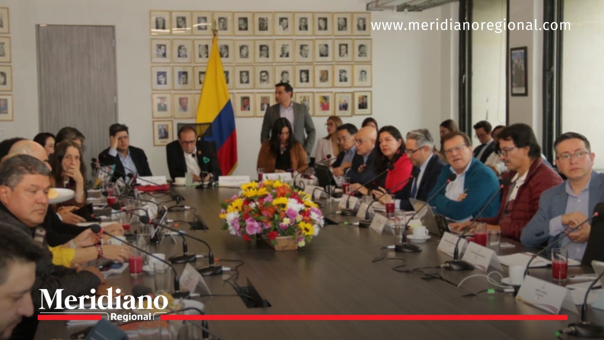 Representantes de trabajadores, gremios empresariales y Gobierno participan en la mesa de negociación del salario mínimo 2026 en Bogotá.