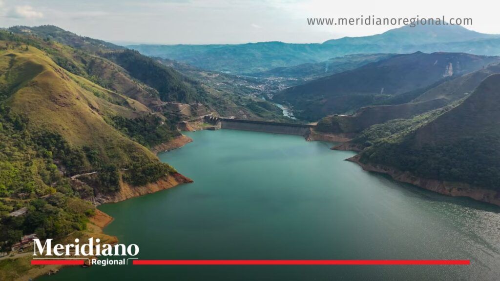 salvajina - vista de la salvajina con bajo cauce - embalse salvajina - energía en el valle del cauca