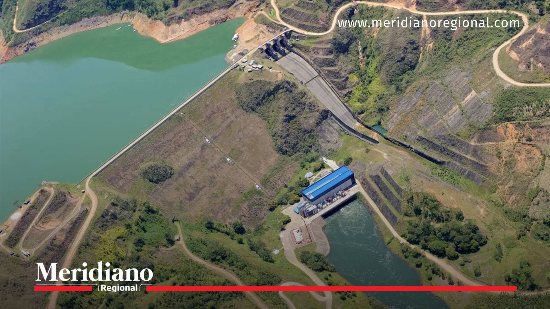 Vista aérea de la Salvajina, mostrando el embalse, la central hidroeléctrica y su integración con el territorio vallecaucano.