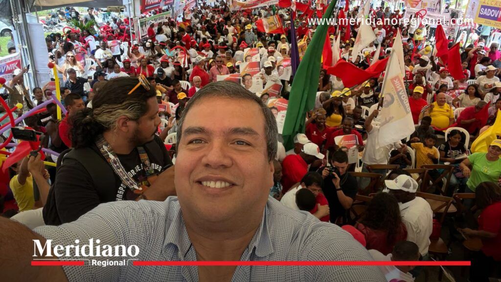 Político en campaña en Popayán tomándose una selfie con el público durante un evento en tarima, usado para ilustrar declaraciones de Óscar Campo sobre seguridad en el Cauca.