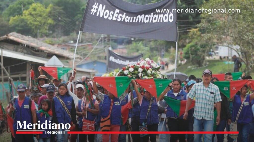 Marcha del pueblo Nasa denunciando asesinatos y violencia, en el contexto de la investigación que llevó a la Fiscalía a solicitar captura contra alias Iván Mordisco por genocidio.