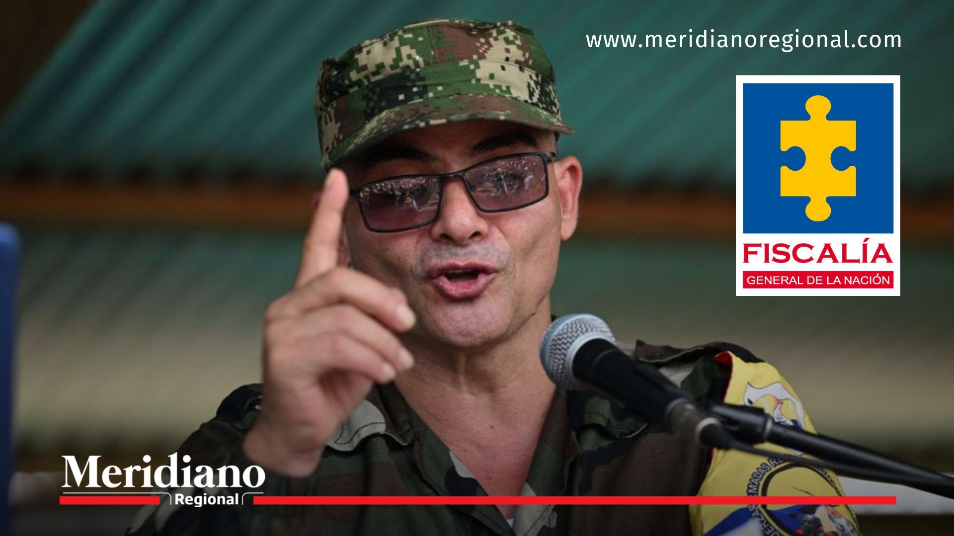 Hombre con uniforme camuflado hablando en un micrófono durante un discurso, imagen usada para contextualizar la solicitud de captura contra alias Iván Mordisco por genocidio del pueblo Nasa.