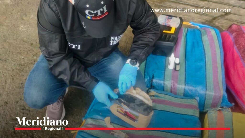CTI inspecciona bultos de marihuana tras interceptar embarcación en el Pacífico norte