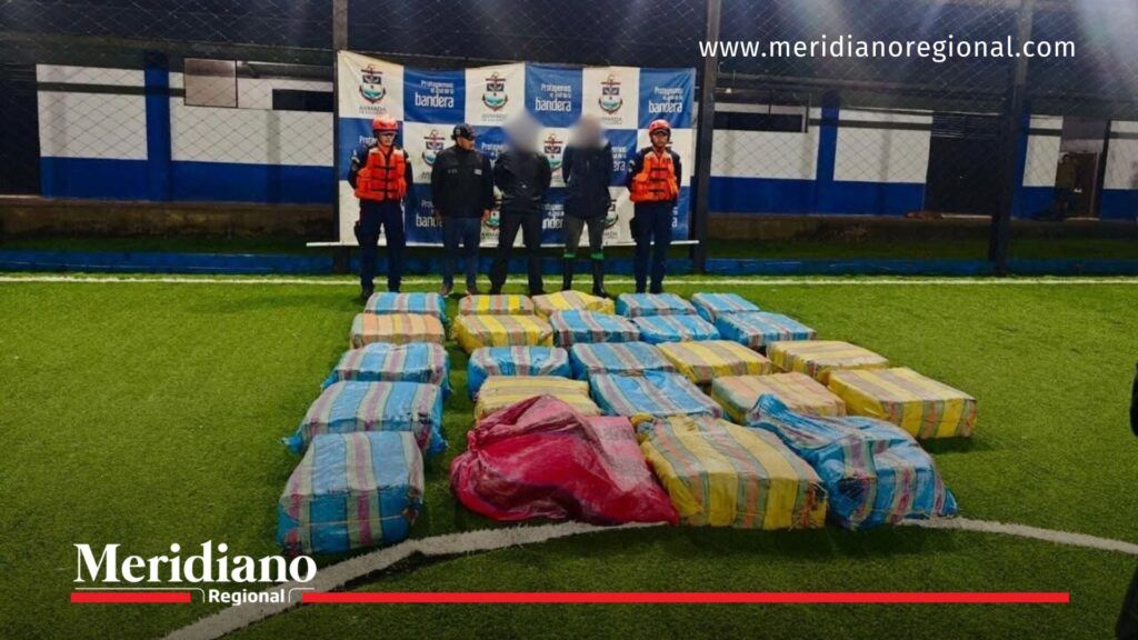 Bultos de marihuana y capturados tras interceptar embarcación en el Pacífico norte