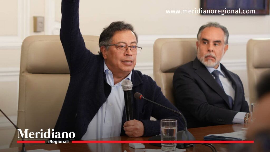 Presidente Gustavo Petro y Armando Benedetti en Consejo de Ministros mientras el mandatario habla sobre la cocaína Pacífico y los controles portuarios.