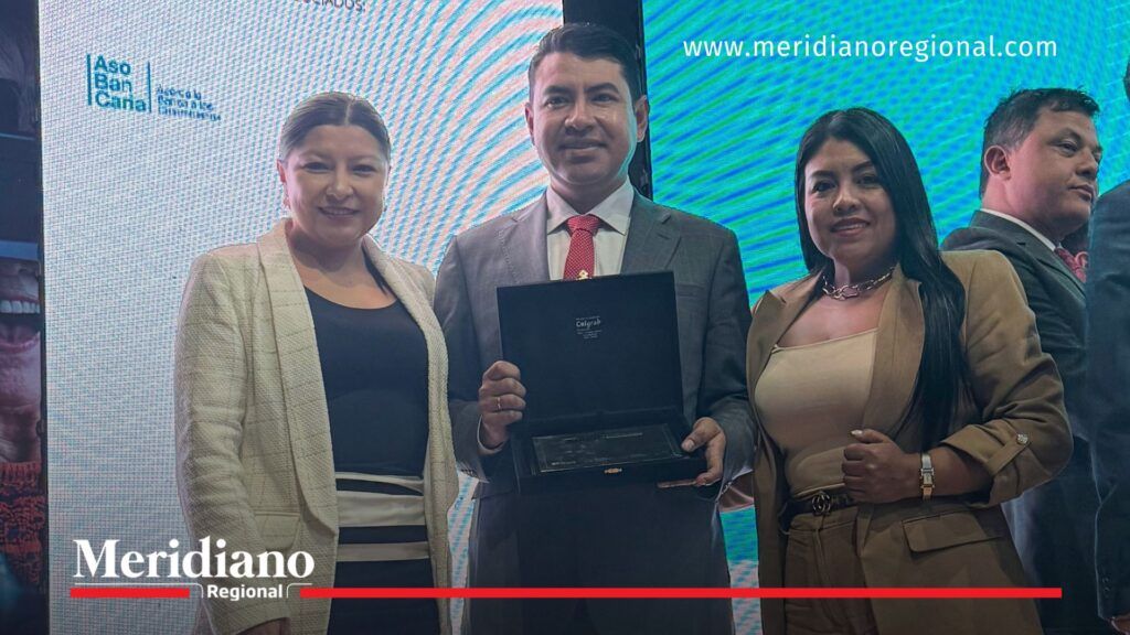 Delegados de Sotará reciben el premio de Colombia Líder durante el Reto Nacional por la Educación, en un acto donde el municipio obtuvo el Sotará reconocimiento nacional.