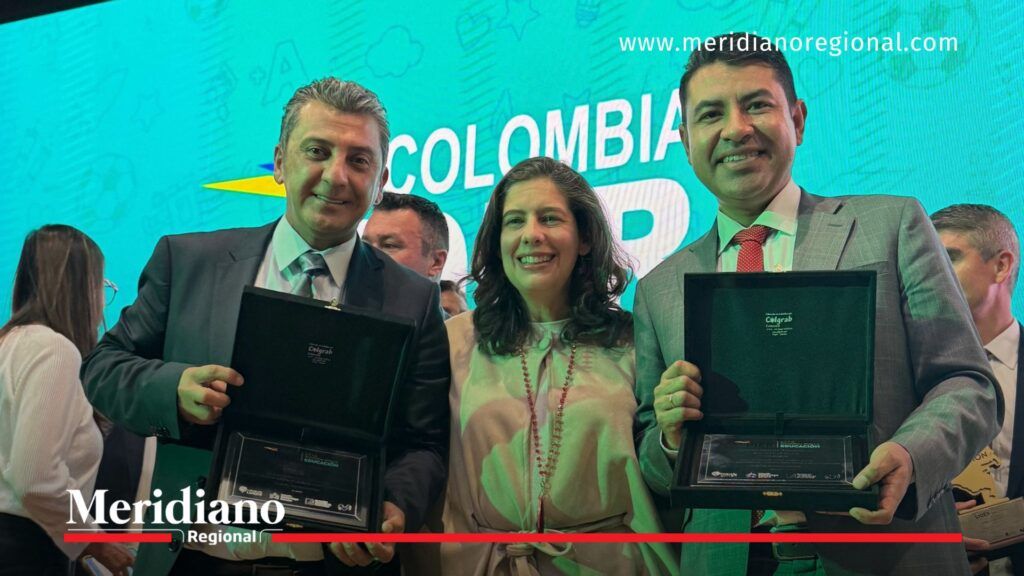 Alcaldes de Popayán y Sotará posan con sus premios durante la ceremonia de Colombia Líder, en la que Sotará obtuvo un reconocimiento nacional por su estrategia educativa.