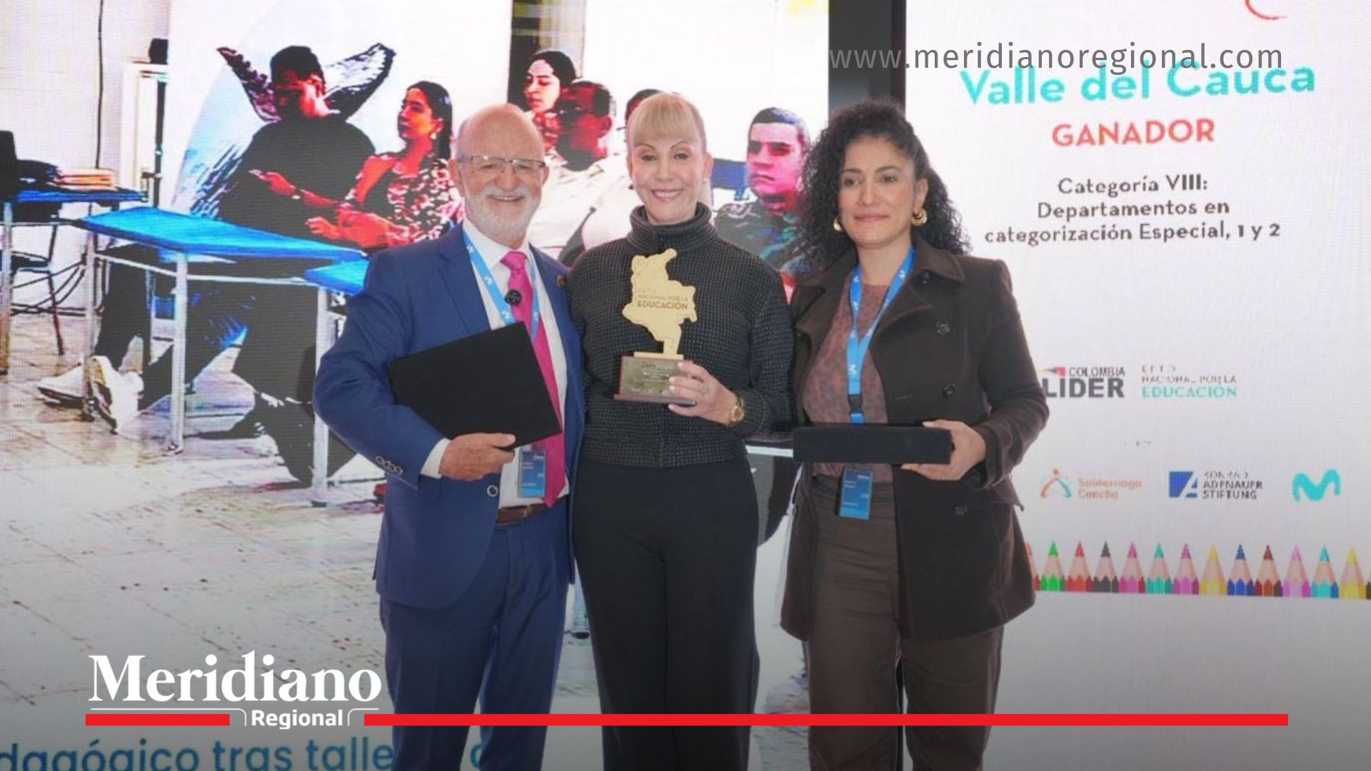 Dilian Francisca Toro recibe el premio del Reto Nacional por la Educación de Colombia Líder en tarima junto a dos representantes del evento.