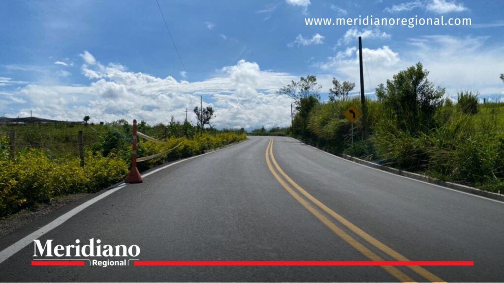 Vía Risaralda–Chocó despejada tras bloqueos del ELN, carretera en buen estado con cielo despejado y señalización visible.