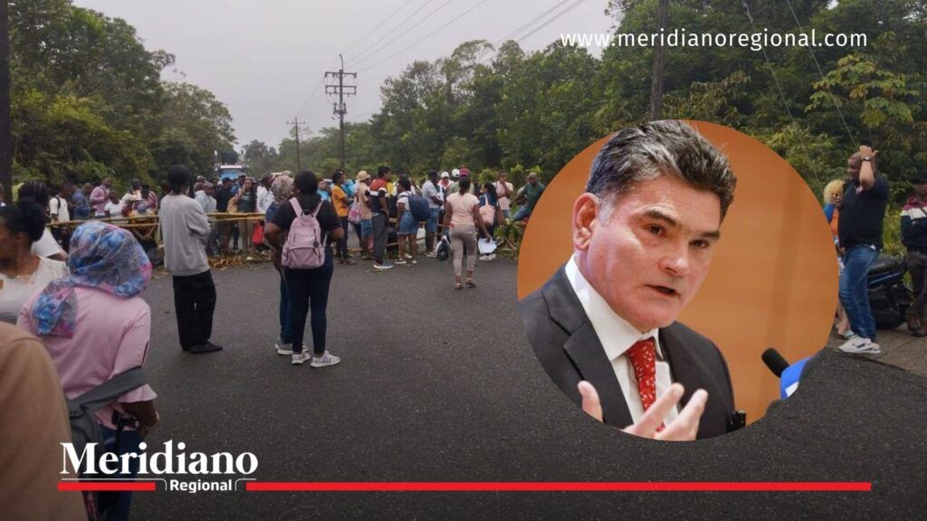 Bloqueo ciudadano en la vía Risaralda–Chocó con recuadro de un funcionario público que alertó sobre los bloqueos del ELN.