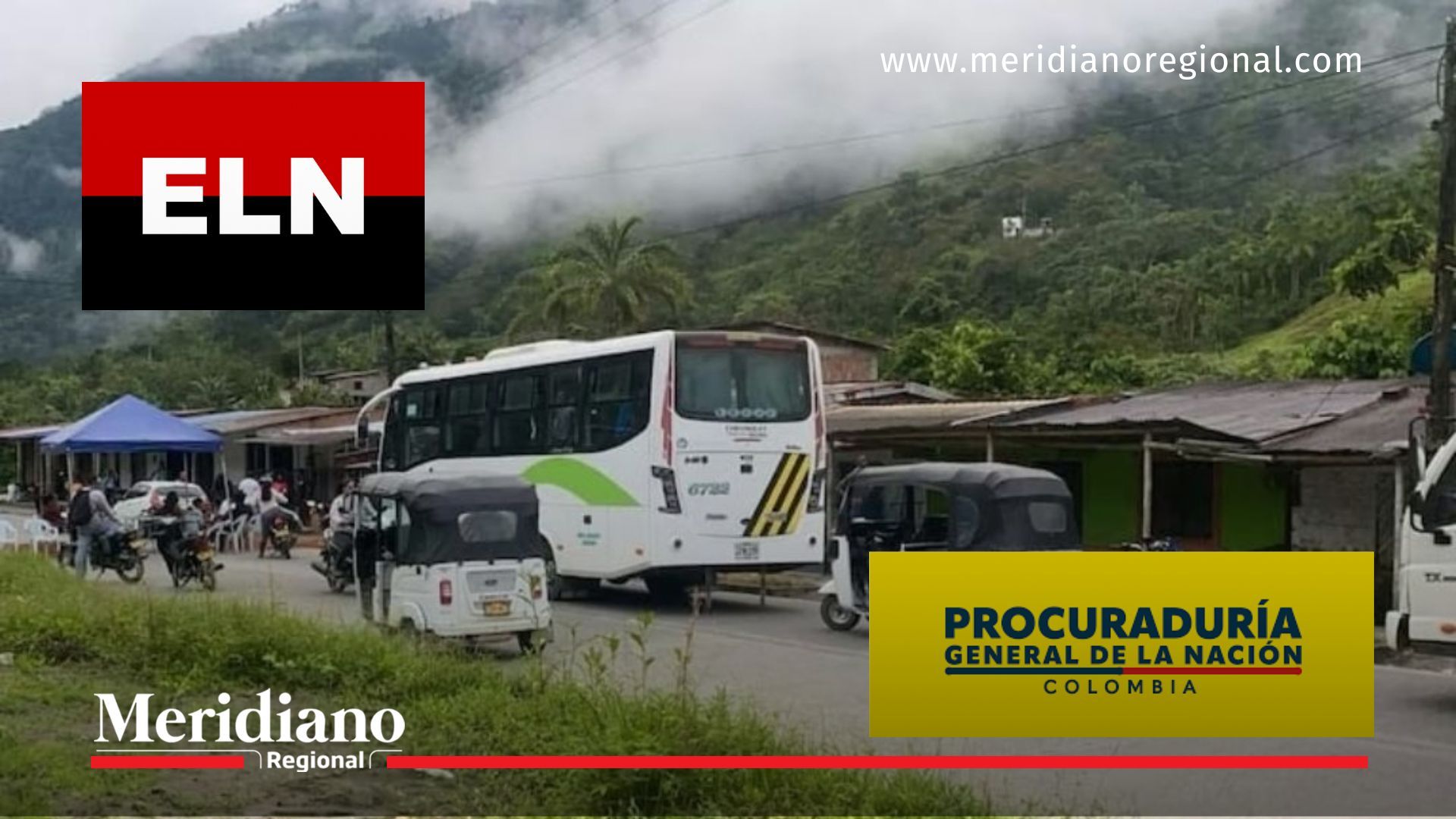 Vía Chocó–Risaralda con tránsito detenido por bloqueos del ELN, buses y mototaxis varados en medio de zona montañosa.