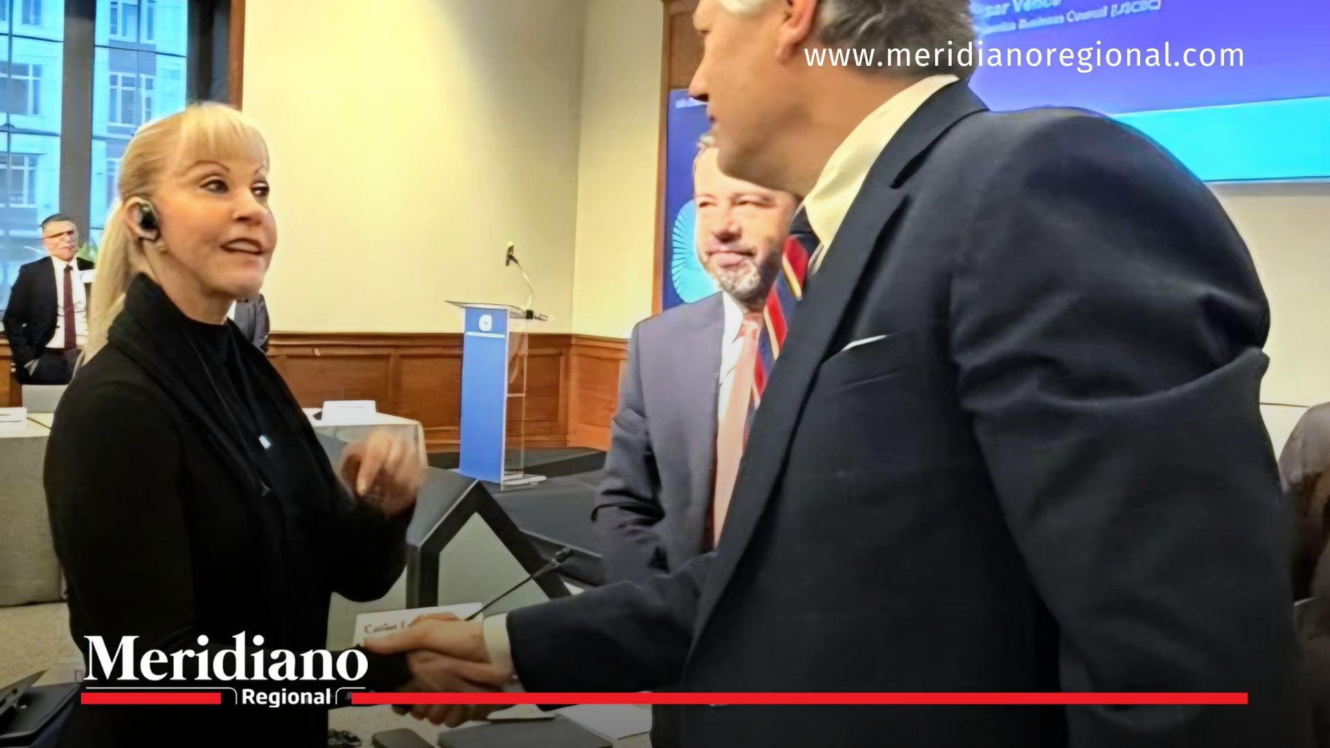 Gobernadora del Valle en Washington saludando a Christopher Landau durante su agenda internacional para atraer inversión al departamento.