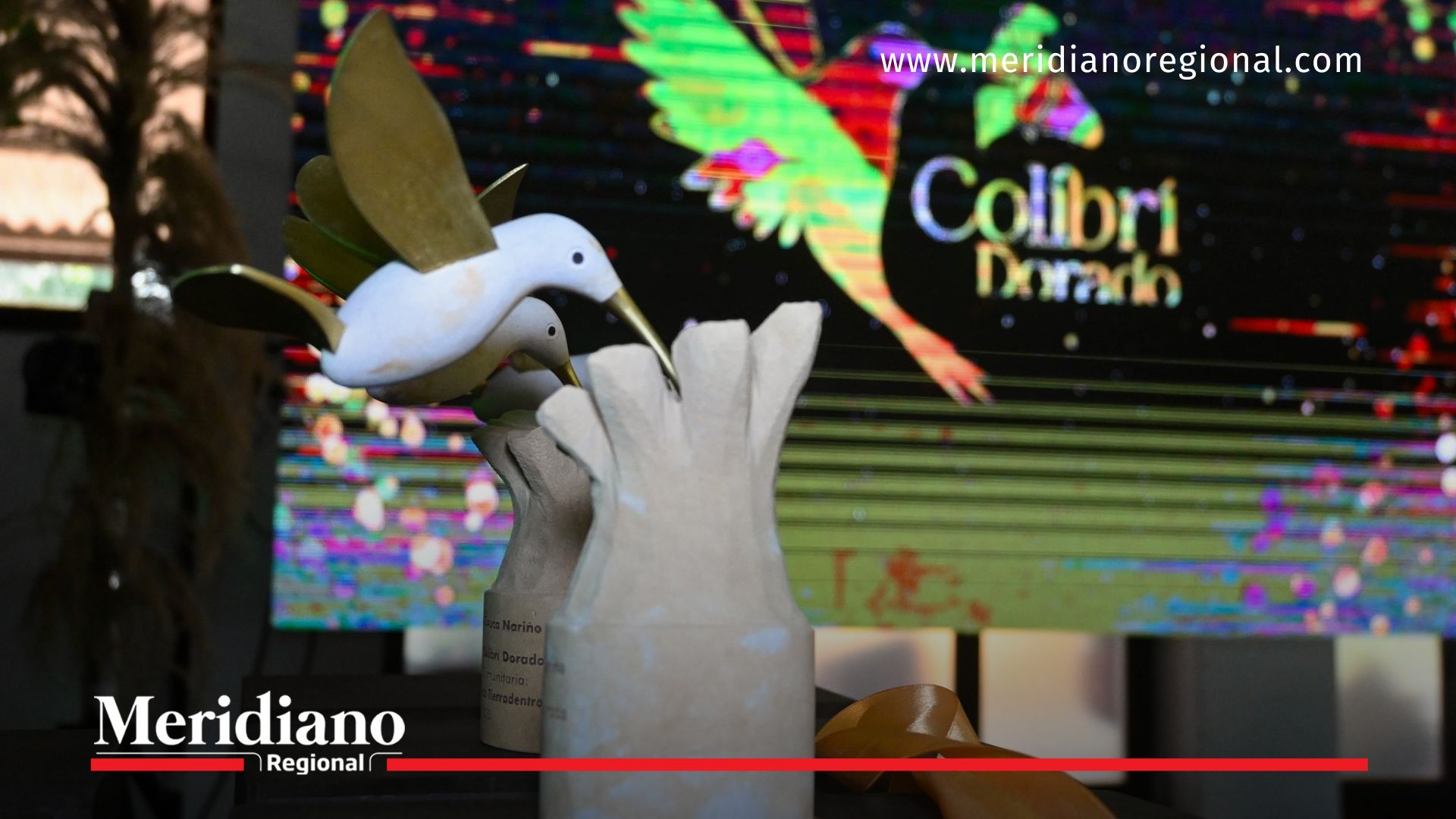 El trofeo del Colibrí Dorado 2025 presidió la ceremonia de premiación organizada por la CRC, destacando el compromiso ambiental del Cauca.