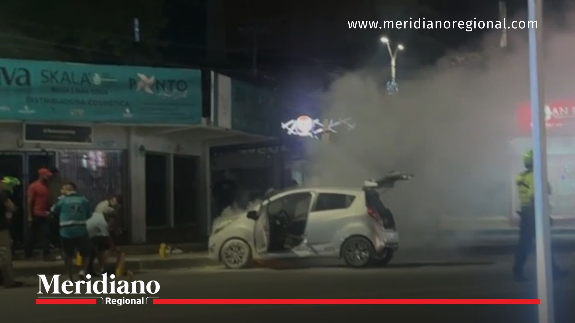 Bomberos atienden incendio vehicular en Catay durante la madrugada, sin personas lesionadas.