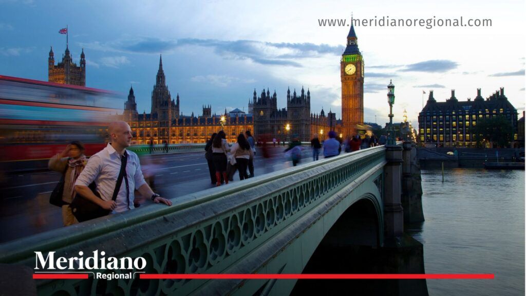 Personas transitan por un puente en Reino Unido, país donde aumentaron los casos de gripe H3N2 que generaron alertas sanitarias.