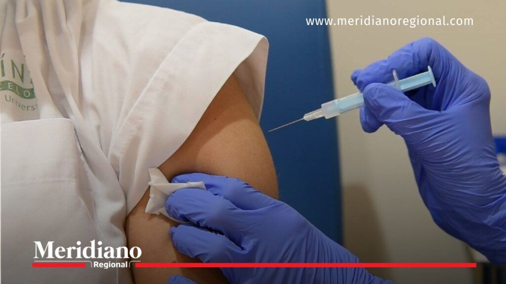 Mujer recibe vacuna contra la influenza como medida de prevención frente a la gripe H3N2 en Cali.