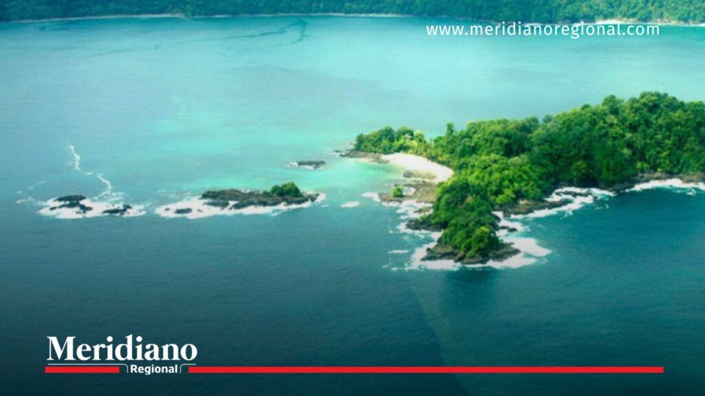 Turismo en el Chocó, playa del Pacífico colombiano rodeada de selva tropical y mar azul