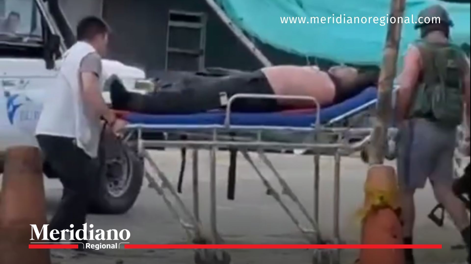 Un patrullero de la Policía Nacional es atendido y trasladado tras resultar herido en un ataque con explosivos en Patía, sur del Cauca.