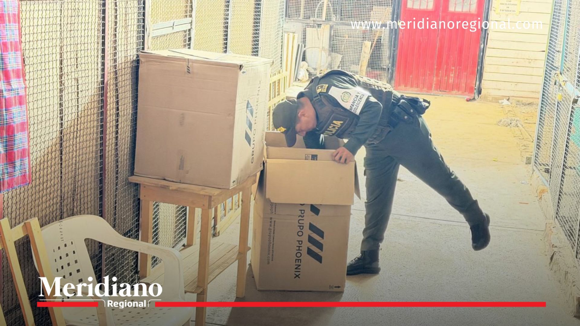 La Policía Metropolitana de Popayán inspecciona cajas y mercancía sospechosa durante operativos del Escuadrón AntiPólvora en el centro de la ciudad.