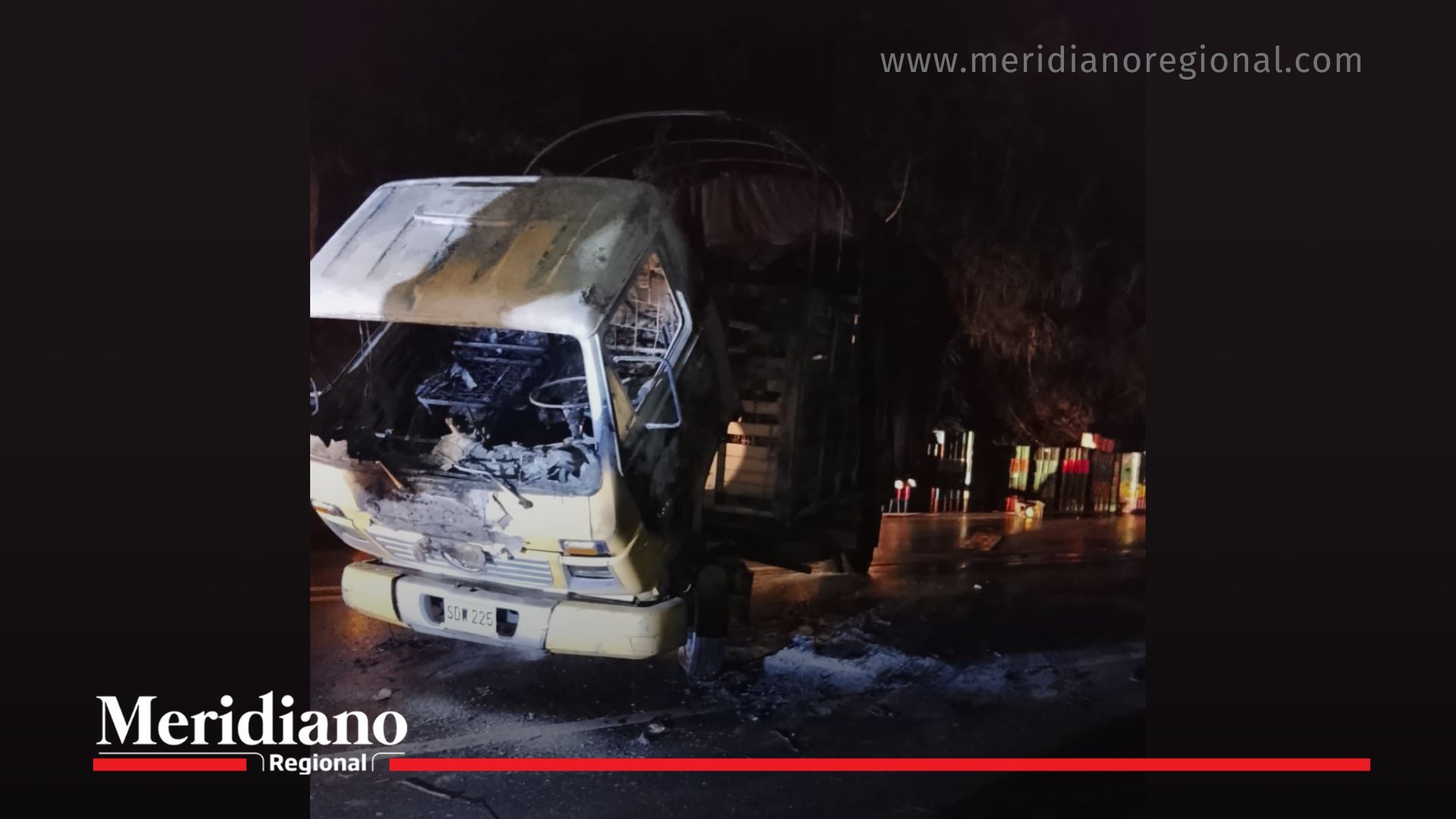 Vehículo incinerado en la vía Panamericana en el sector de Pescador, tramo Popayán–Cali, que provocó alarma y afectaciones a la movilidad.
