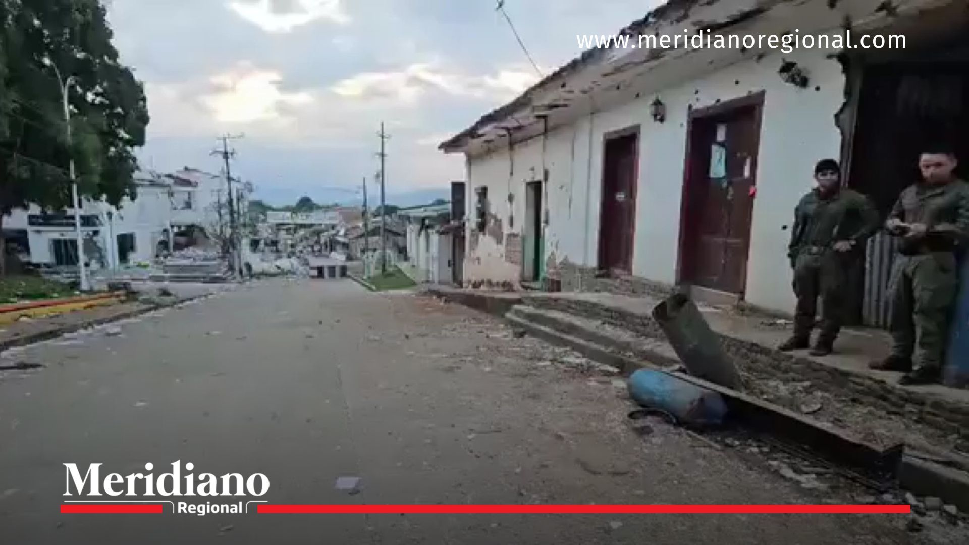 Daños en viviendas del casco urbano de Buenos Aires, Cauca, tras más de siete horas de hostigamiento armado registrado entre la noche del 16 y la madrugada del 17 de diciembre.