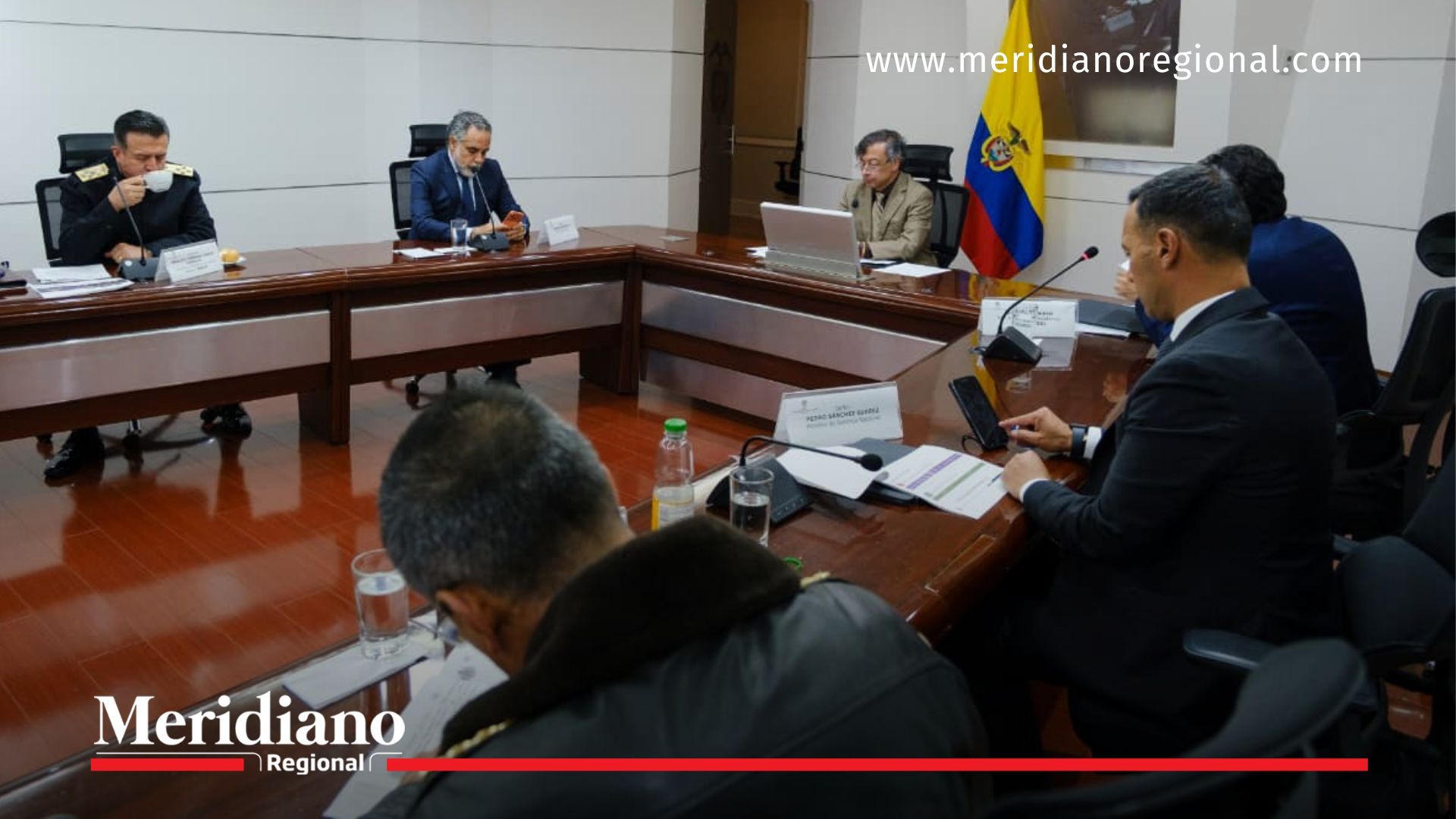 El presidente Gustavo Petro encabezó el Consejo de Seguridad y Paz junto al ministro de Defensa y la cúpula militar, tras los atentados registrados en Cali y Buenos Aires, Cauca.