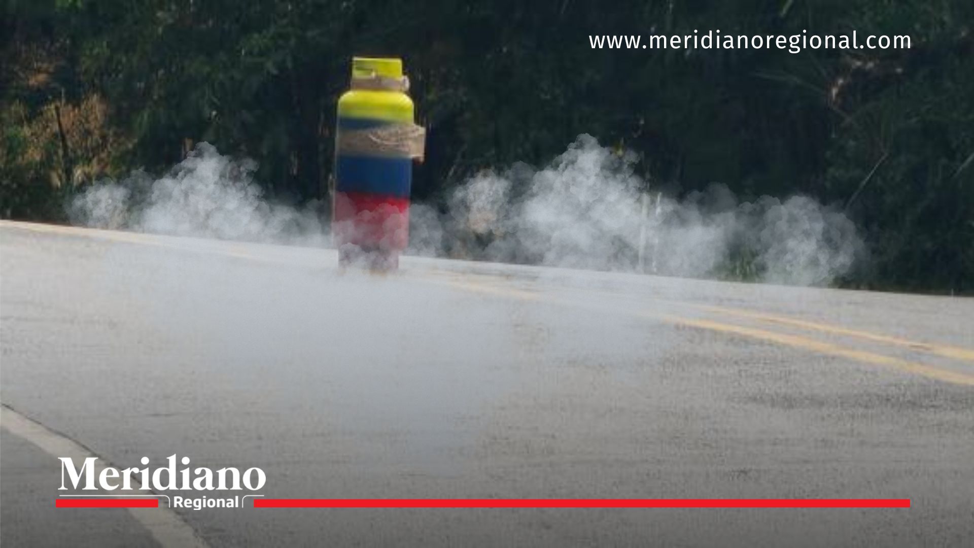 Cilindro abandonado en plena vía Cali-Buenaventura, el cual fue neutralizado mediante detonación controlada por unidades antiexplosivos de la Policía.