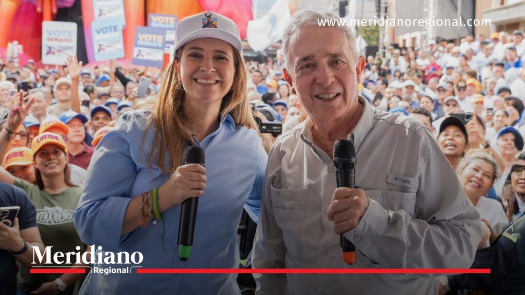 Paloma Valencia junto a Álvaro Uribe Vélez durante un acto público relacionado con la Gran Consulta por Colombia y el debate presidencial de 2026.