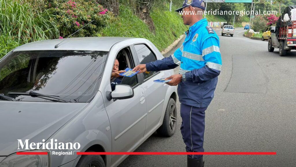 agente de tránsito haciendo pedagogía sobre el pico y placa en Cali