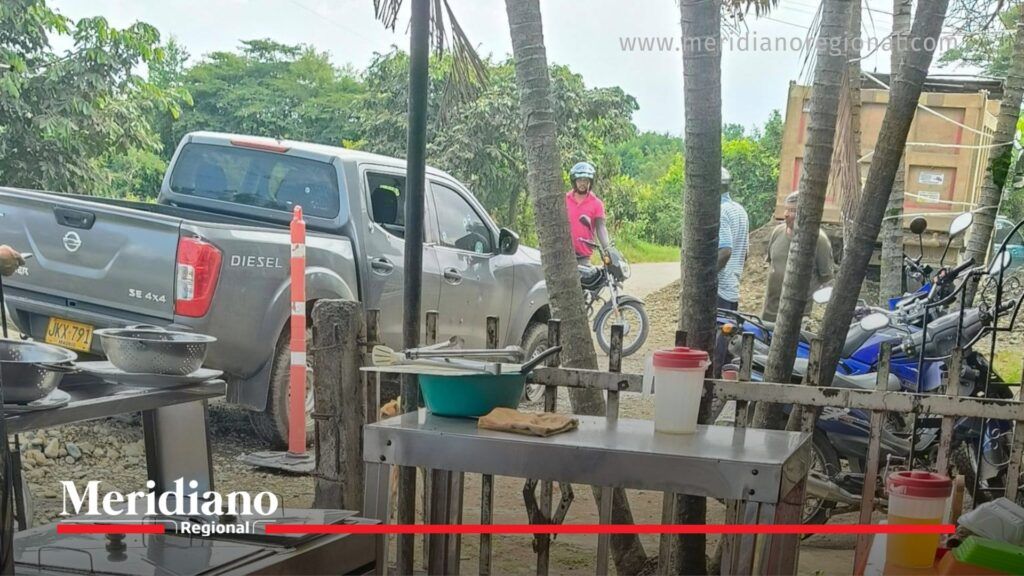 Camioneta policial afectada tras hostigamiento en Santander de Quilichao, Cauca, en zona rural del municipio.