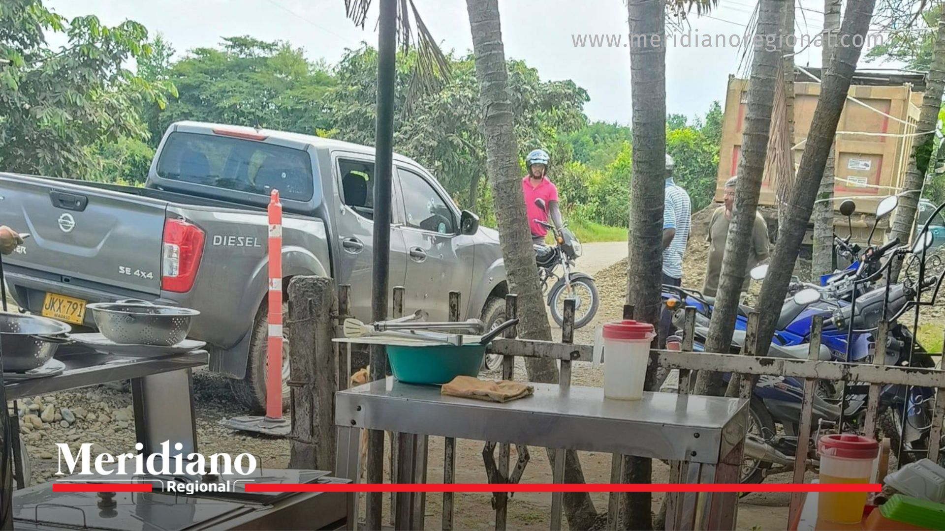 La camioneta en la que se movilizaban los uniformados quedó averiada tras el hostigamiento en Santander de Quilichao, registrado en zona rural del norte del Cauca.