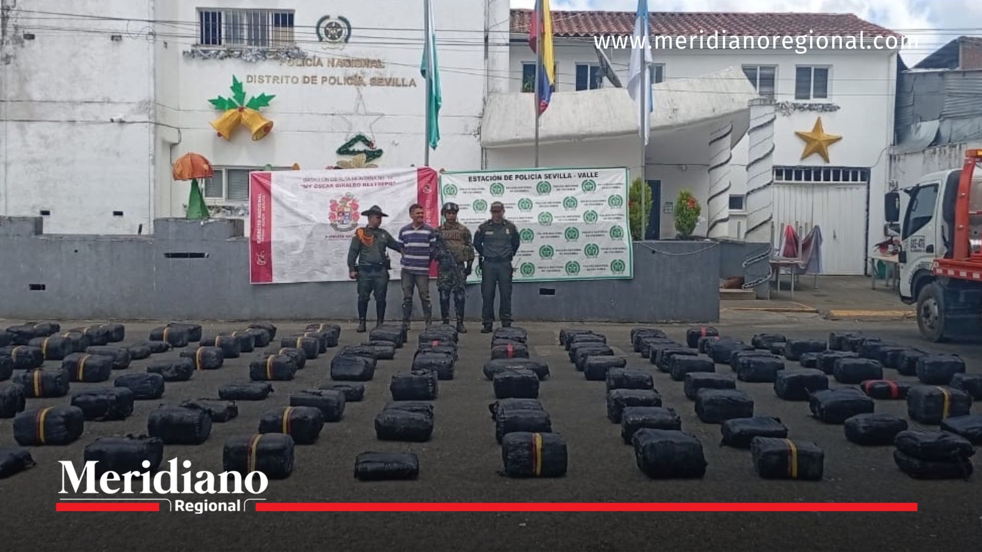 Autoridades presentaron al capturado y los 600 kilos de marihuana incautados durante un operativo conjunto del Ejército y la Policía en Sevilla, Valle del Cauca.