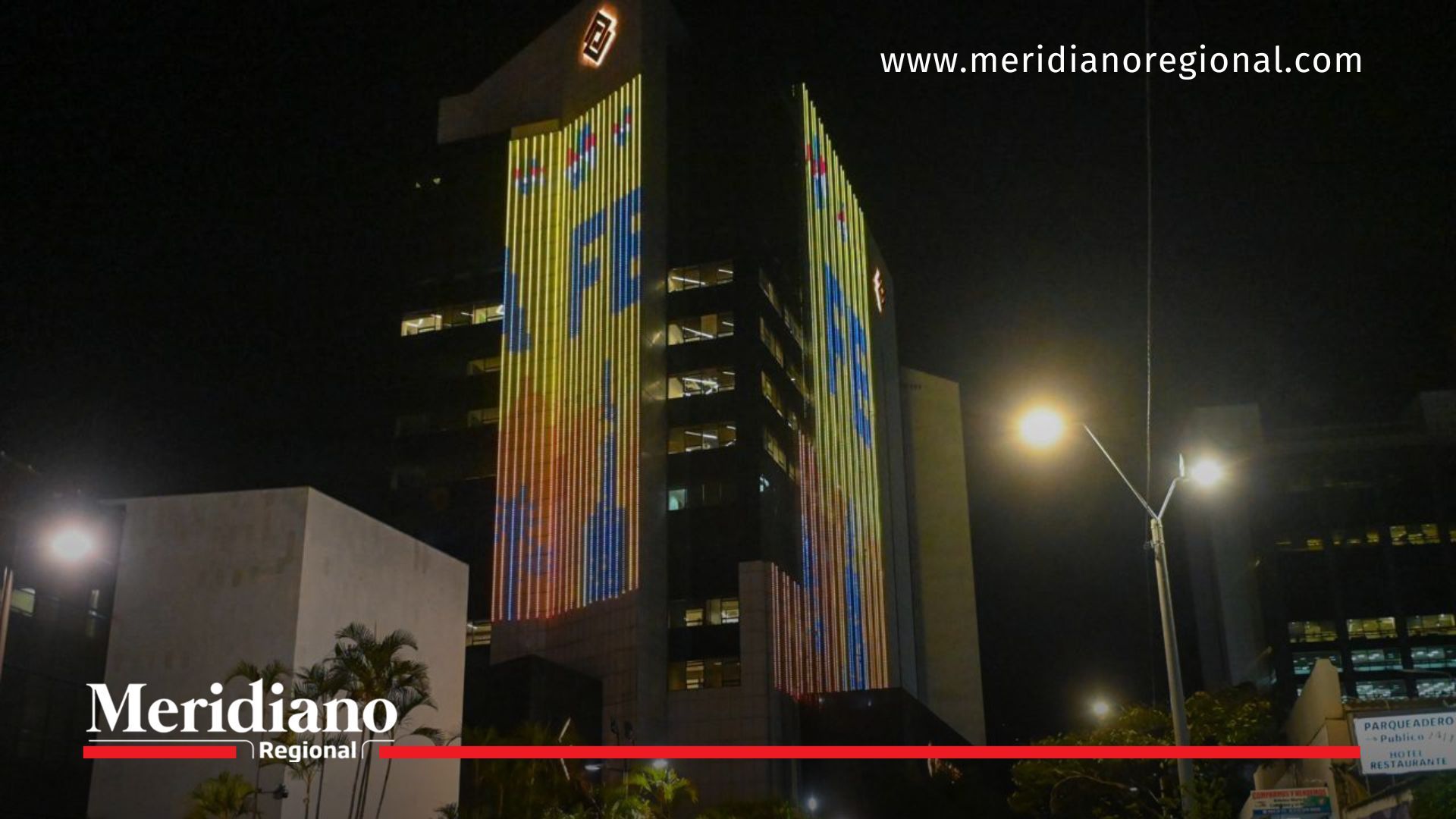 Feria de Cali ilumina el edificio del Banco de Occidente en el centro de Cali durante la noche