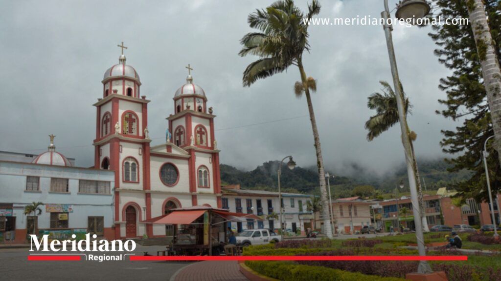 Derrumbe en Pueblo Rico afecta la movilidad hacia el Chocó - Meridiano Regional derrumbe en Pueblo Rico afecta la vía Panamericana entre Risaralda y Chocó
