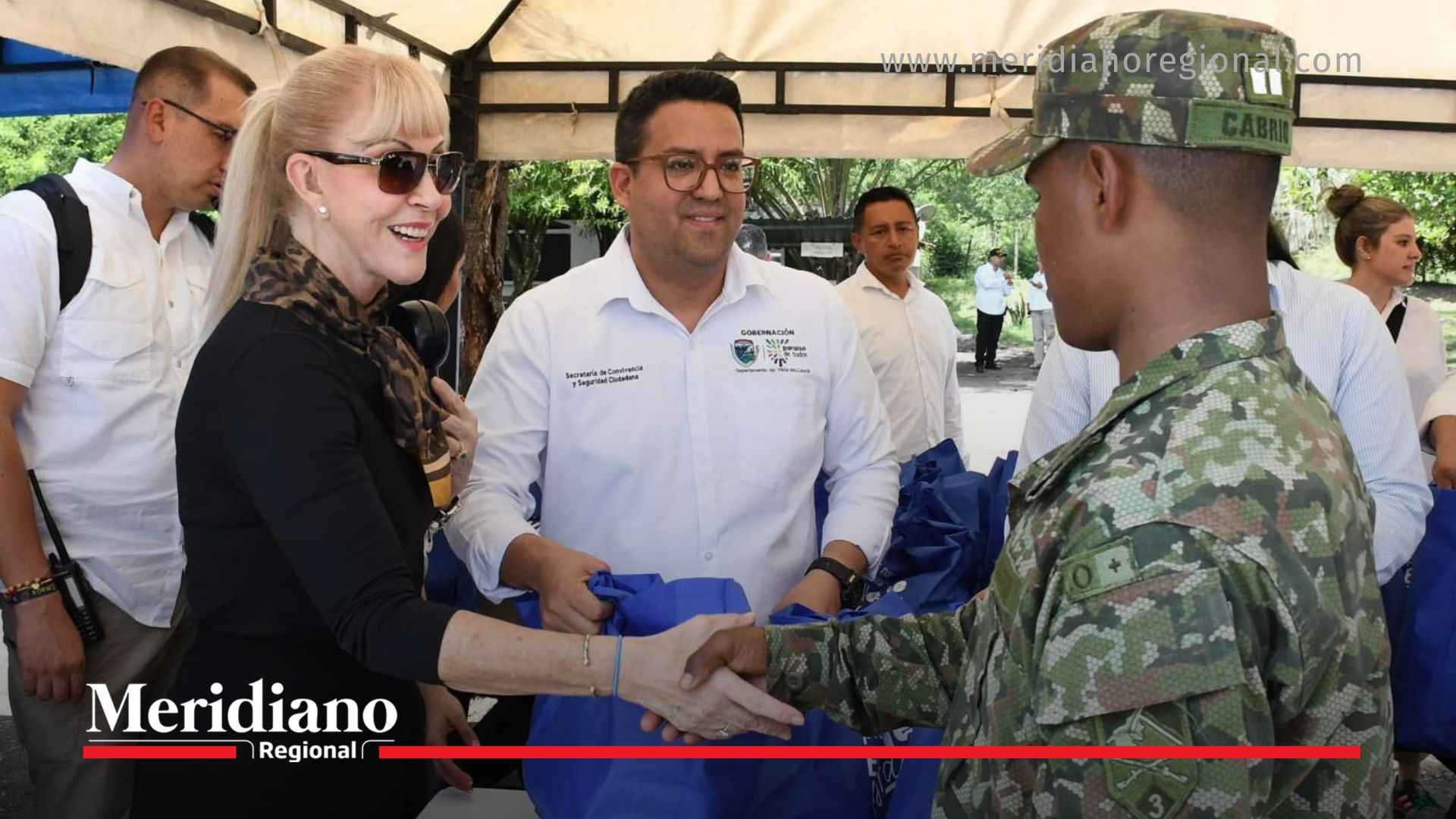 Gobernadora del Valle comparte Navidad con soldados del Ejército Nacional durante entrega de anchetas en el Valle del Cauca